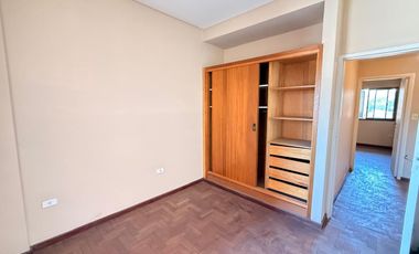 Amplio departamento de 3 dormitorios + dependencia, Muñecas al 400, Barrio Norte