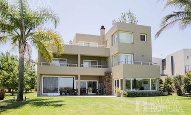 Casa Isla Santa Monica  5 Dormitorios  3 Pisos