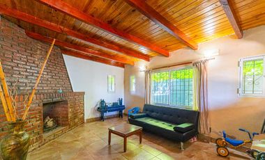 VENTA  - Casa 2 dormitorios, quincho y piscina  - Barrio Villa Elvira, Timbúes, San Lorenzo.