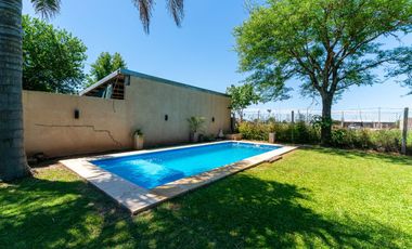 VENTA  - Casa 2 dormitorios, quincho y piscina  - Barrio Villa Elvira, Timbúes, San Lorenzo.