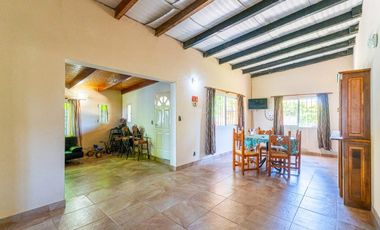 VENTA  - Casa 2 dormitorios, quincho y piscina  - Barrio Villa Elvira, Timbúes, San Lorenzo.