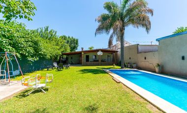 VENTA  - Casa 2 dormitorios, quincho y piscina  - Barrio Villa Elvira, Timbúes, San Lorenzo.
