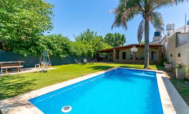 VENTA  - Casa 2 dormitorios, quincho y piscina  - Barrio Villa Elvira, Timbúes, San Lorenzo.