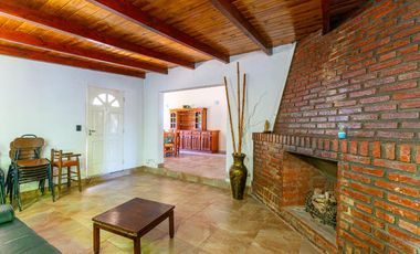 VENTA  - Casa 2 dormitorios, quincho y piscina  - Barrio Villa Elvira, Timbúes, San Lorenzo.