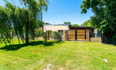 VENTA  - Casa 2 dormitorios, quincho y piscina  - Barrio Villa Elvira, Timbúes, San Lorenzo.