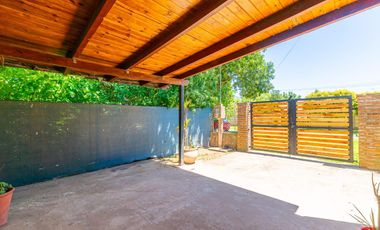 VENTA  - Casa 2 dormitorios, quincho y piscina  - Barrio Villa Elvira, Timbúes, San Lorenzo.