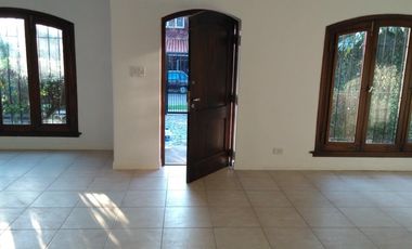 Casa de 3 dormitorios en alquiler anual en Beccar