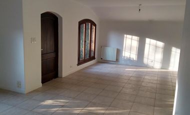 Casa de 3 dormitorios en alquiler anual en Beccar