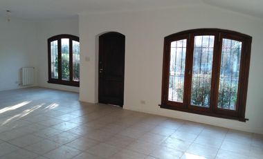 Casa de 3 dormitorios en alquiler anual en Beccar