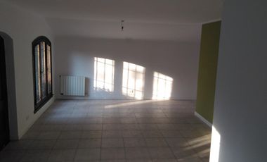 Casa de 3 dormitorios en alquiler anual en Beccar