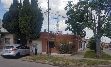 Casa - Venta - Lanús Este - 5 ambientes - Patio - Jardín - Garage