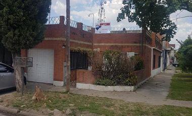 Casa - Venta - Lanús Este - 5 ambientes - Patio - Jardín - Garage