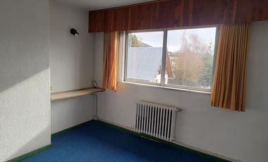 Alquiler de 5 oficinas/consultorios y recepción. Esquina de Av. Pioneros y Av. Boock