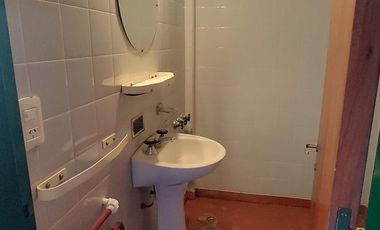 Alquiler de 5 oficinas/consultorios y recepción. Esquina de Av. Pioneros y Av. Boock