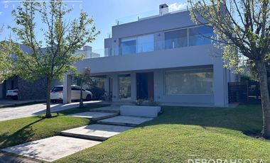 Casa 5 ambientes en Los Alisos Con Pileta