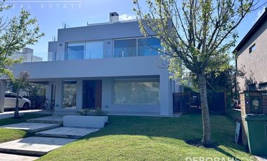 Casa 5 ambientes en Los Alisos Con Pileta