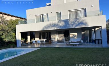 Casa 5 ambientes en Los Alisos Con Pileta