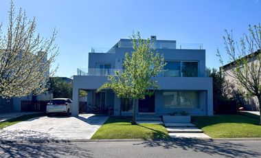 Casa 5 ambientes en Los Alisos Con Pileta