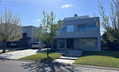 Casa 5 ambientes en Los Alisos Con Pileta