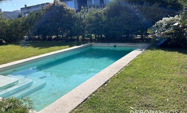 Casa 5 ambientes en Los Alisos Con Pileta