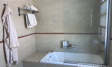 Casa 5 ambientes en Los Alisos Con Pileta