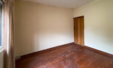 VENTA - Casa de 2 dormitorios con cochera pasante y patio verde - Capitán Bermúdez. APTO CRÉDITO.