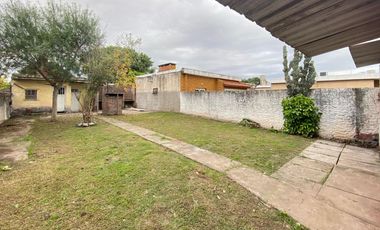 VENTA - Casa de 2 dormitorios con cochera pasante y patio verde - Capitán Bermúdez. APTO CRÉDITO.