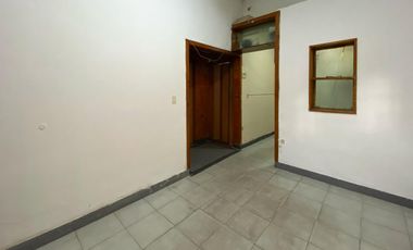 VENTA - Casa de 2 dormitorios con cochera pasante y patio verde - Capitán Bermúdez. APTO CRÉDITO.