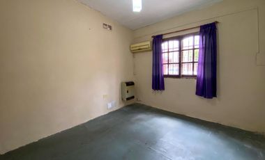 VENTA - Casa de 2 dormitorios con cochera pasante y patio verde - Capitán Bermúdez. APTO CRÉDITO.
