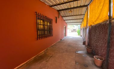 VENTA - Casa de 2 dormitorios con cochera pasante y patio verde - Capitán Bermúdez. APTO CRÉDITO.