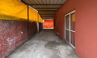 VENTA - Casa de 2 dormitorios con cochera pasante y patio verde - Capitán Bermúdez. APTO CRÉDITO.