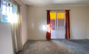 VENTA - Casa de 2 dormitorios con cochera pasante y patio verde - Capitán Bermúdez. APTO CRÉDITO.