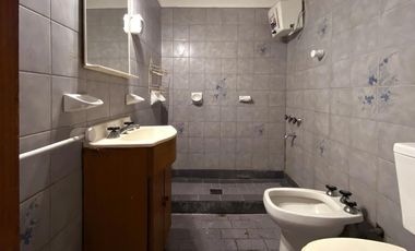 VENTA - Casa de 2 dormitorios con cochera pasante y patio verde - Capitán Bermúdez. APTO CRÉDITO.