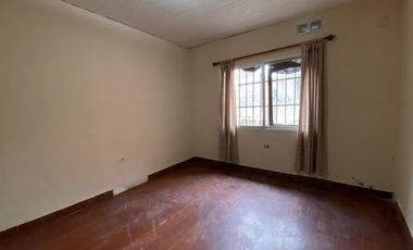 VENTA - Casa de 2 dormitorios con cochera pasante y patio verde - Capitán Bermúdez. APTO CRÉDITO.