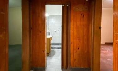 VENTA - Casa de 2 dormitorios con cochera pasante y patio verde - Capitán Bermúdez. APTO CRÉDITO.