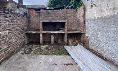 VENTA - Casa de 2 dormitorios con cochera pasante y patio verde - Capitán Bermúdez. APTO CRÉDITO.
