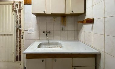 VENTA - Casa de 2 dormitorios con cochera pasante y patio verde - Capitán Bermúdez. APTO CRÉDITO.