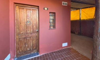 VENTA - Casa de 2 dormitorios con cochera pasante y patio verde - Capitán Bermúdez. APTO CRÉDITO.