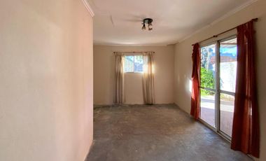 VENTA - Casa de 2 dormitorios con cochera pasante y patio verde - Capitán Bermúdez. APTO CRÉDITO.