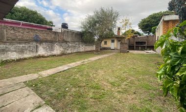 VENTA - Casa de 2 dormitorios con cochera pasante y patio verde - Capitán Bermúdez. APTO CRÉDITO.