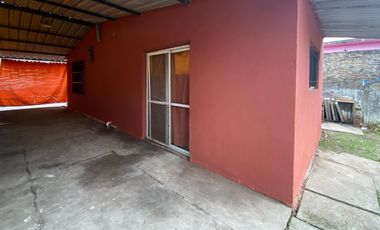 VENTA - Casa de 2 dormitorios con cochera pasante y patio verde - Capitán Bermúdez. APTO CRÉDITO.