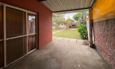 VENTA - Casa de 2 dormitorios con cochera pasante y patio verde - Capitán Bermúdez. APTO CRÉDITO.