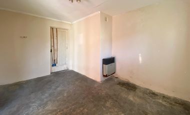 VENTA - Casa de 2 dormitorios con cochera pasante y patio verde - Capitán Bermúdez. APTO CRÉDITO.