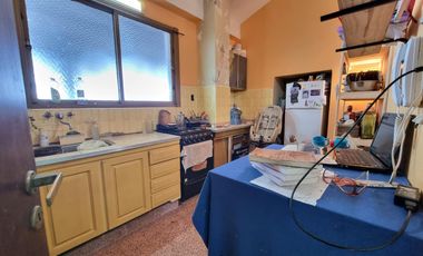 Galpón en 2 plantas + vivienda de 3 ambientes.