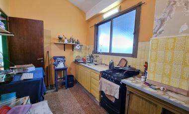 Galpón en 2 plantas + vivienda de 3 ambientes.