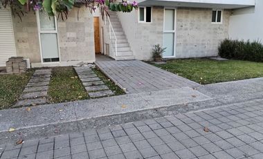 Departamento en planta baja amueblado y con jardin en Juriquilla