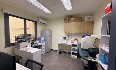 EXCELENTE OFICINA EN PRIMER PISO CON ESTACIONAMIENTO