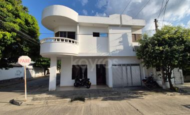 Casa de 2 pisos en venta en el barrio Holanda, Montería: 5 habitaciones, 3 baños y ubicación estratégica