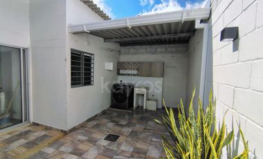 Casa de dos pisos en venta en Campo Alegre, Montería: Estudio, 3 habitaciones, balcón, garaje eléctrico y zona amplia para tu familia