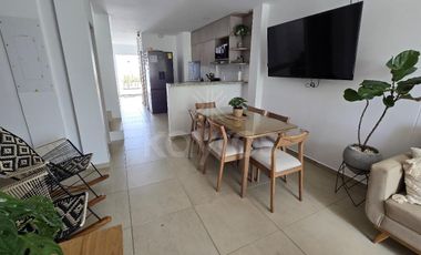 Casa de dos pisos en venta en Campo Alegre, Montería: Estudio, 3 habitaciones, balcón, garaje eléctrico y zona amplia para tu familia